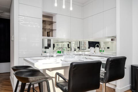 Kitchen or kitchenette, Dining area