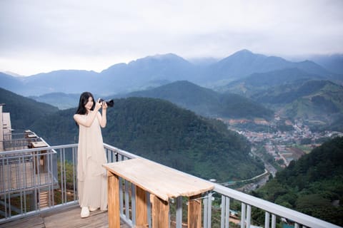 Nearby landmark, Day, People, Natural landscape, View (from property/room), Balcony/Terrace, Mountain view, group of guests