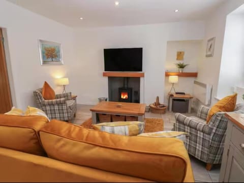 Communal lounge/ TV room, TV and multimedia, Living room, Seating area, Evening entertainment