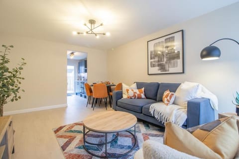 Hawick Apartment- 2-Bed in Coatbridge, Mins from Motorway to Glasgow Apartment in Coatbridge