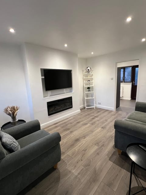 Communal lounge/ TV room, TV and multimedia, Living room, Seating area, Evening entertainment
