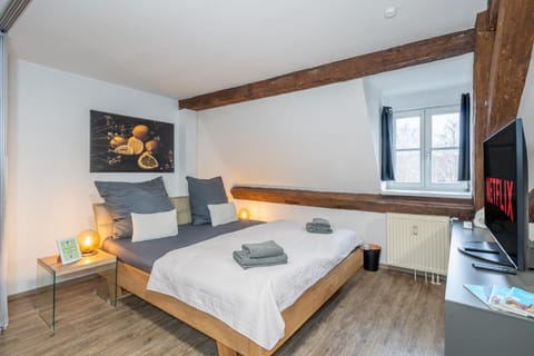 Bed, TV and multimedia, Photo of the whole room