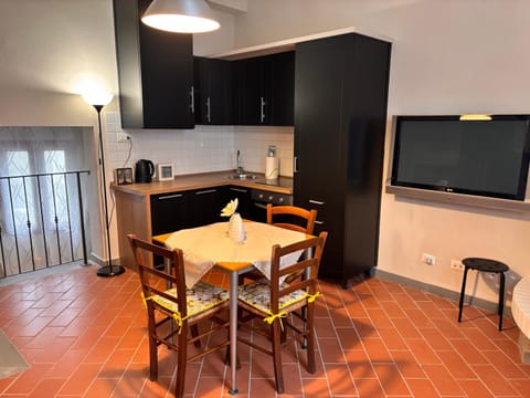 Kitchen or kitchenette, Dining area, oven