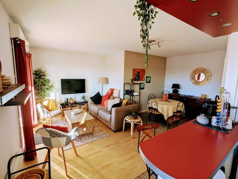 TV and multimedia, Living room, Seating area, Dining area
