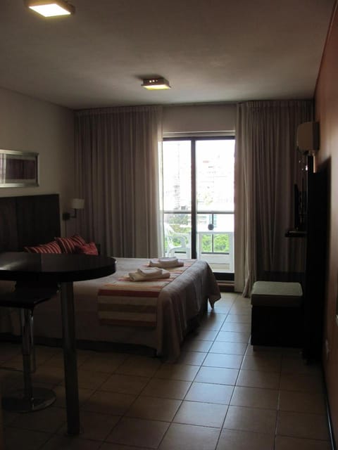 Bed, TV and multimedia, Photo of the whole room, Bedroom, towels
