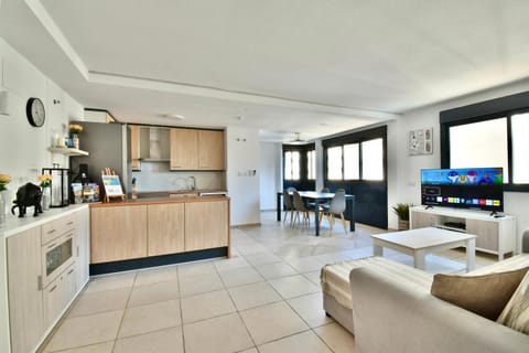 Kitchen or kitchenette, Living room, Seating area, Dining area