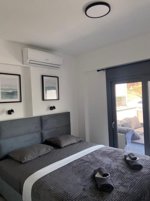 Bed, Photo of the whole room, Bedroom, air conditioner