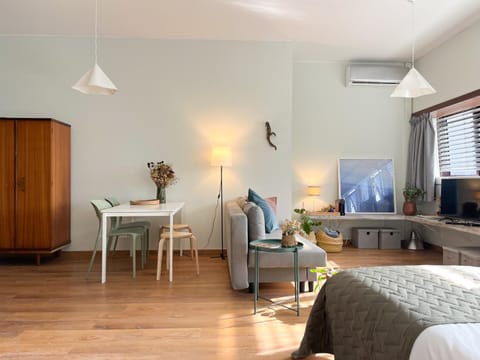 TV and multimedia, Living room, Dining area, air conditioner