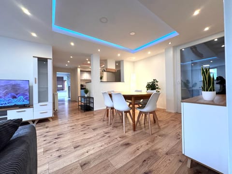 Seating area, Dining area