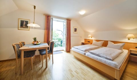 Warsberger Weinhof - Hotel & Weinwirtschaft Bed and Breakfast in Trier-Saarburg