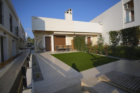 Property building, Patio, Balcony/Terrace