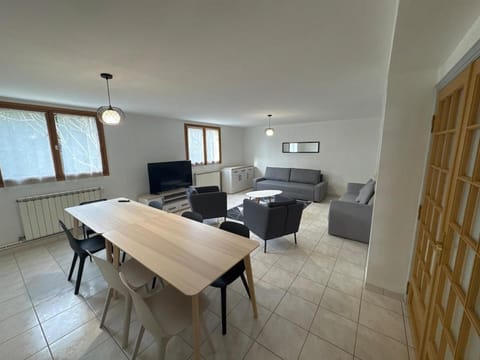 130m T4 garden and car parks - Stade-Eurexpo-Lyon Apartment in Auvergne-Rhône-Alpes