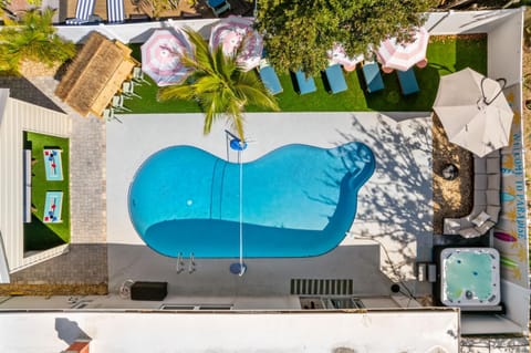 4 Br Oasis Pool Tiki Hut Hot Tub Ping Pong Arcade House in Seminole