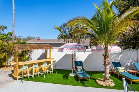 4 Br Oasis Pool Tiki Hut Hot Tub Ping Pong Arcade House in Seminole