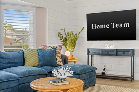 4 Br Oasis Pool Tiki Hut Hot Tub Ping Pong Arcade House in Seminole