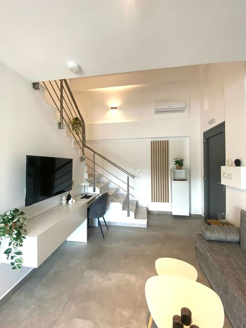 TV and multimedia, Living room, Seating area, air conditioner