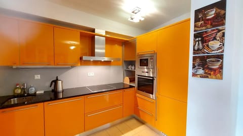 Coffee/tea facilities, Kitchen or kitchenette, dishwasher, oven, stove