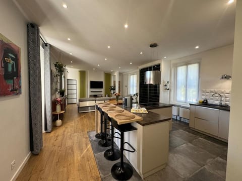 TV and multimedia, Kitchen or kitchenette, Dining area, dishwasher, oven, stove