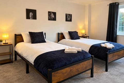 Bed, Photo of the whole room, Decorative detail, Bedroom, towels