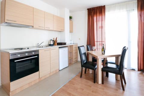 Restaurant/places to eat, Seating area, Dining area, dishwasher, oven, stove, kitchen