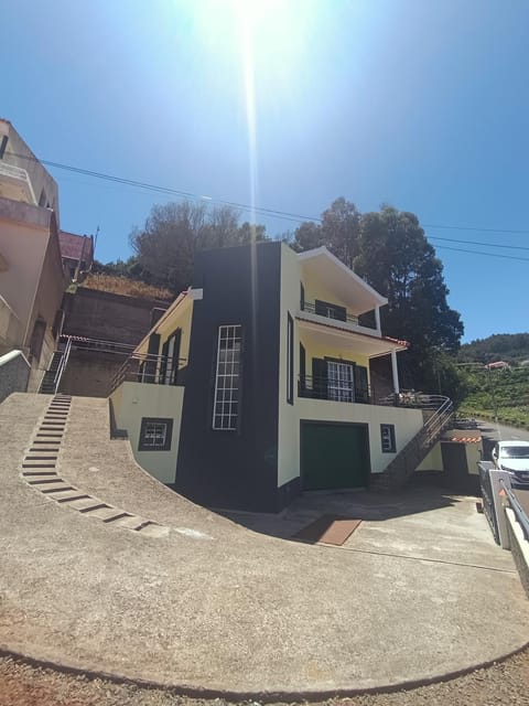 Property building, Patio, Day, Neighbourhood, Natural landscape, Street view, Quiet street view, Parking