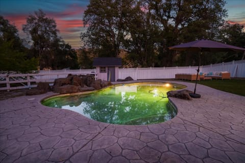 Cedar Creek Lodge with POOL/hot tub/sleeps 24 House in Sierra Nevada