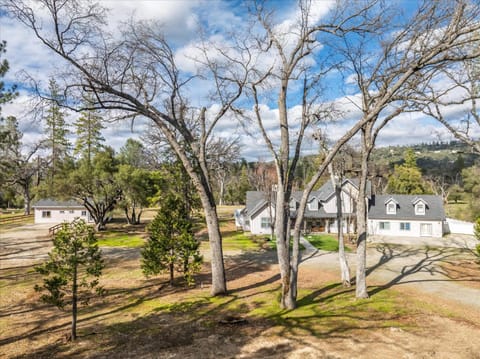 Cedar Creek Lodge with POOL/hot tub/sleeps 24 House in Sierra Nevada