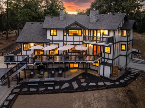 Greystone Manor- HUGE home with sleeping for 21 House in Sierra Nevada