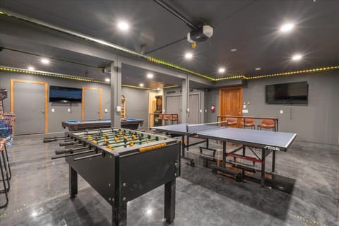 Greystone Manor- HUGE home with sleeping for 21 House in Sierra Nevada