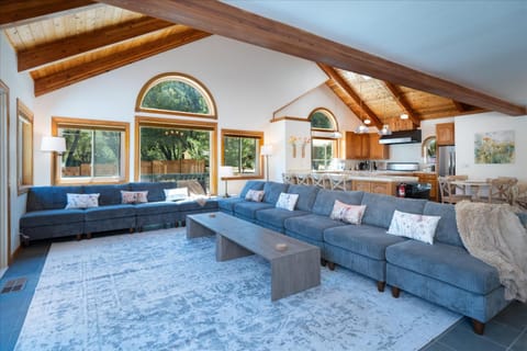 Greystone Manor- HUGE home with sleeping for 21 House in Sierra Nevada