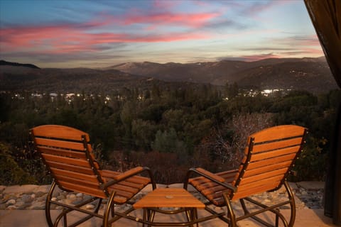 Hilltop Paradise with stunning views/hot tub/firepit/dog friendly House in Oakhurst