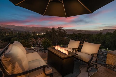 Hilltop Paradise with stunning views/hot tub/firepit/dog friendly House in Oakhurst