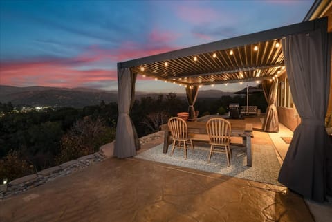 Hilltop Paradise with stunning views/hot tub/firepit/dog friendly House in Oakhurst
