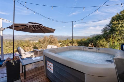 Hilltop Paradise with stunning views/hot tub/firepit/dog friendly House in Oakhurst