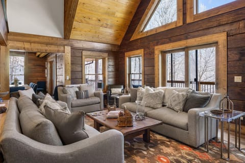 Shawnee Ridge Lodge House in Watauga