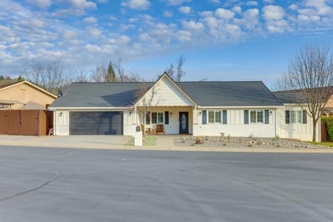 Walk Downtown Remodeled Home in Murphys with Yard! House in Murphys