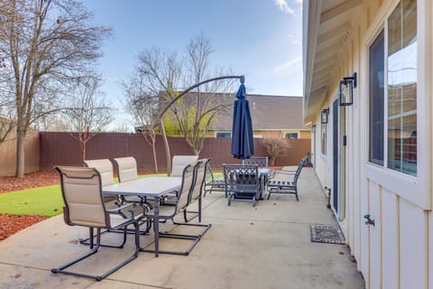 Walk Downtown Remodeled Home in Murphys with Yard! House in Murphys