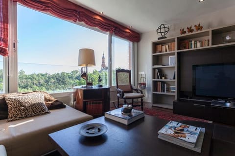 Communal lounge/ TV room, Library, Seating area