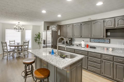 Private Deck and Game Room Portland Group Getaway House in Tennessee