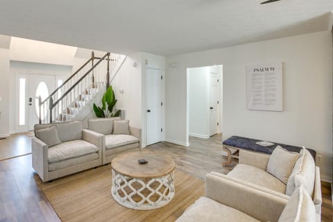 Private Deck and Game Room Portland Group Getaway House in Tennessee