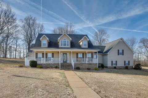 Private Deck and Game Room Portland Group Getaway House in Tennessee