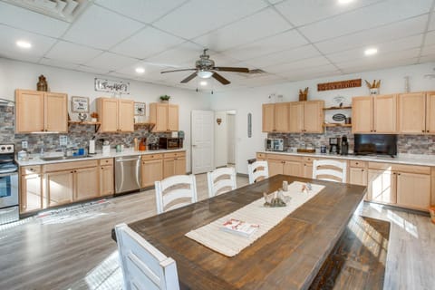 8 Mi to Kentucky Downs Quiet Getaway with Patio Apartment in Tennessee