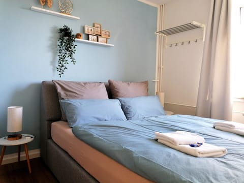 Bed, Bedroom, towels