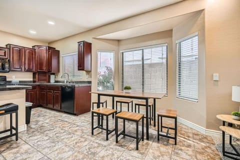 Whitton House - Hot Tub - Fire Pit - Pets OK House in Litchfield Park