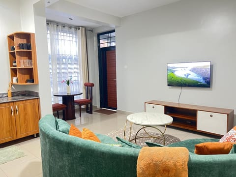 Communal lounge/ TV room, TV and multimedia, Kitchen or kitchenette, Living room, Seating area, Evening entertainment