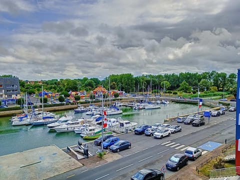 Studio lumineux avec vue sur port, parking et wifi - FR-1-746-27 Apartment in Courseulles-sur-Mer