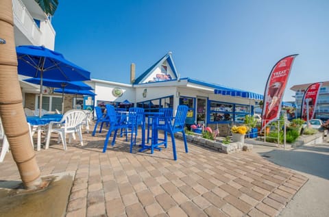 Patio, Restaurant/places to eat, BBQ facilities, On-site shops, Food and drinks, Area and facilities, Swimming pool