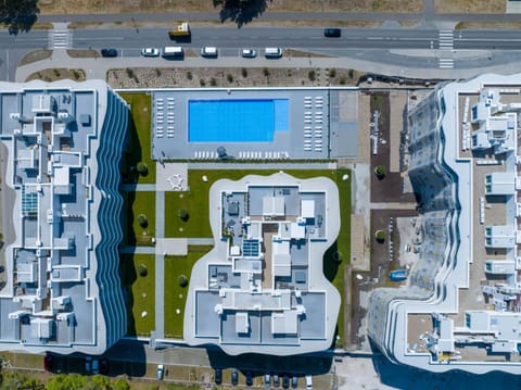 Property building, Day, Neighbourhood, Bird's eye view, City view, Pool view, Street view, Swimming pool, Location, Parking