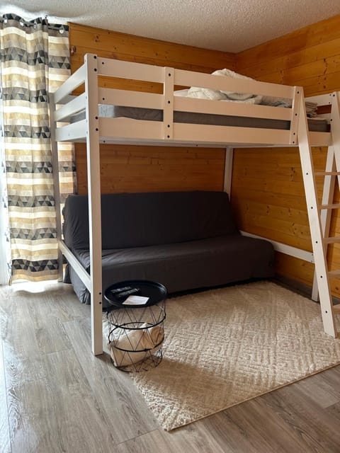 Photo of the whole room, Seating area, bunk bed