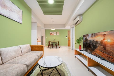 Communal lounge/ TV room, TV and multimedia, Living room, Seating area, Evening entertainment